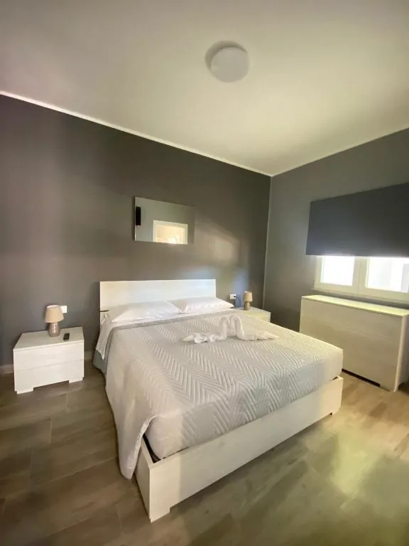 Camera di Gordon Grey con pareti grigie e letto matrimoniale