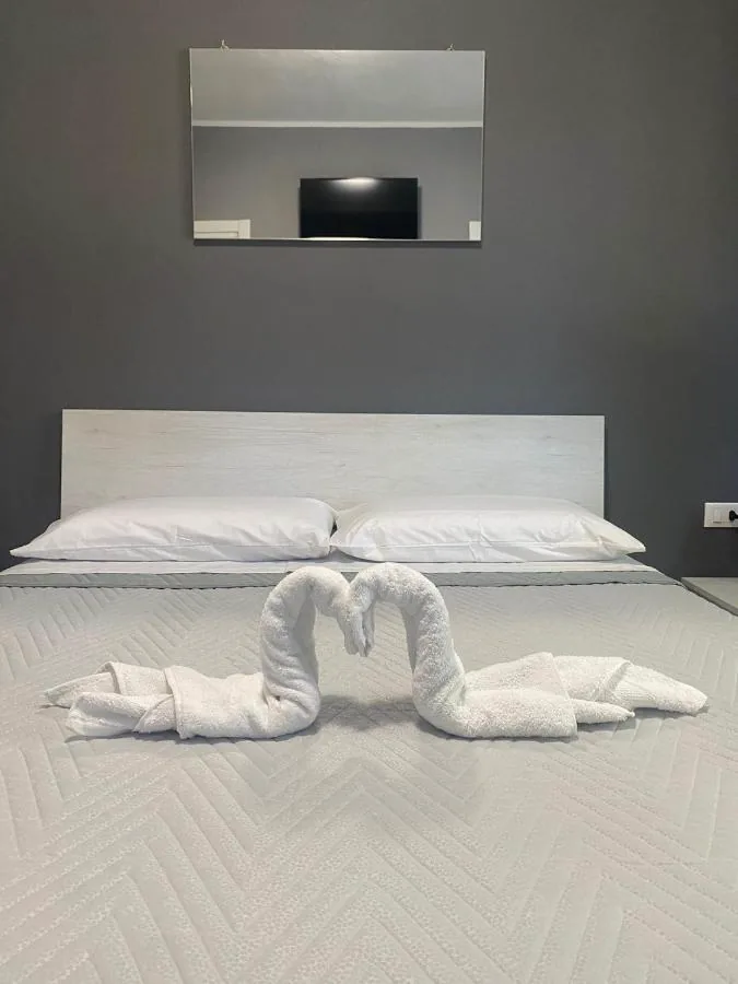Letto di Gordon Grey con asciugamani piegati a forma di cigni