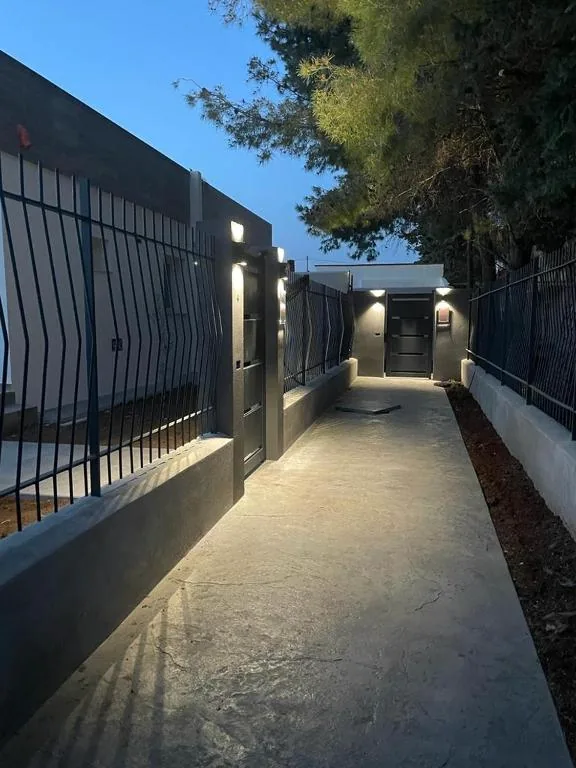Vialetto d'ingresso illuminato la sera
