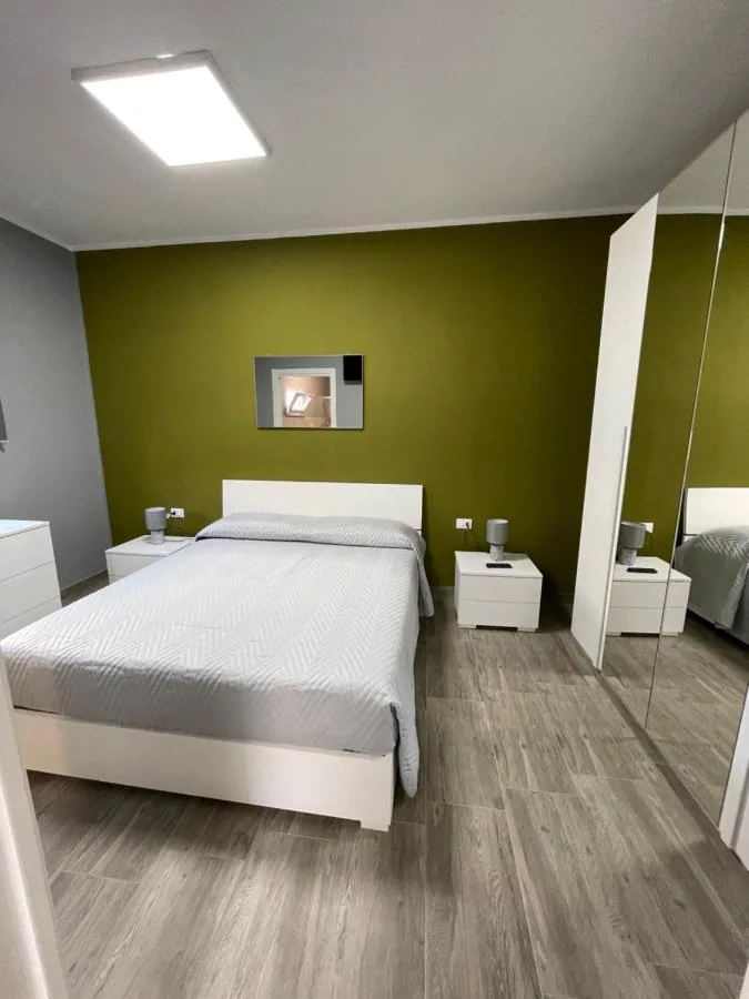 Camera di Gordon Lime con parete verde lime e letto matrimoniale