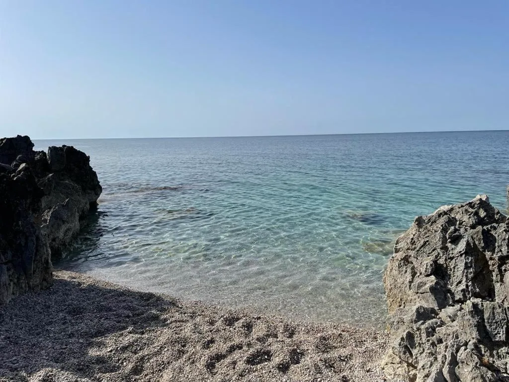 Caletta tra gli scogli con acqua trasparente