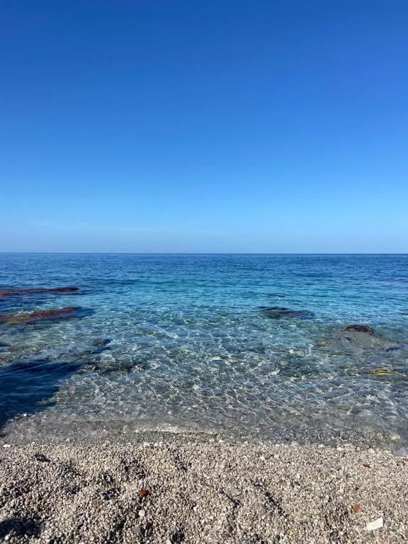 Acqua limpida su una spiaggia di ciottoli