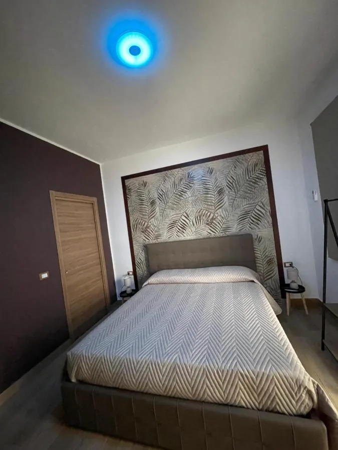 Camera della Suite con letto matrimoniale e parete a foglie di palma